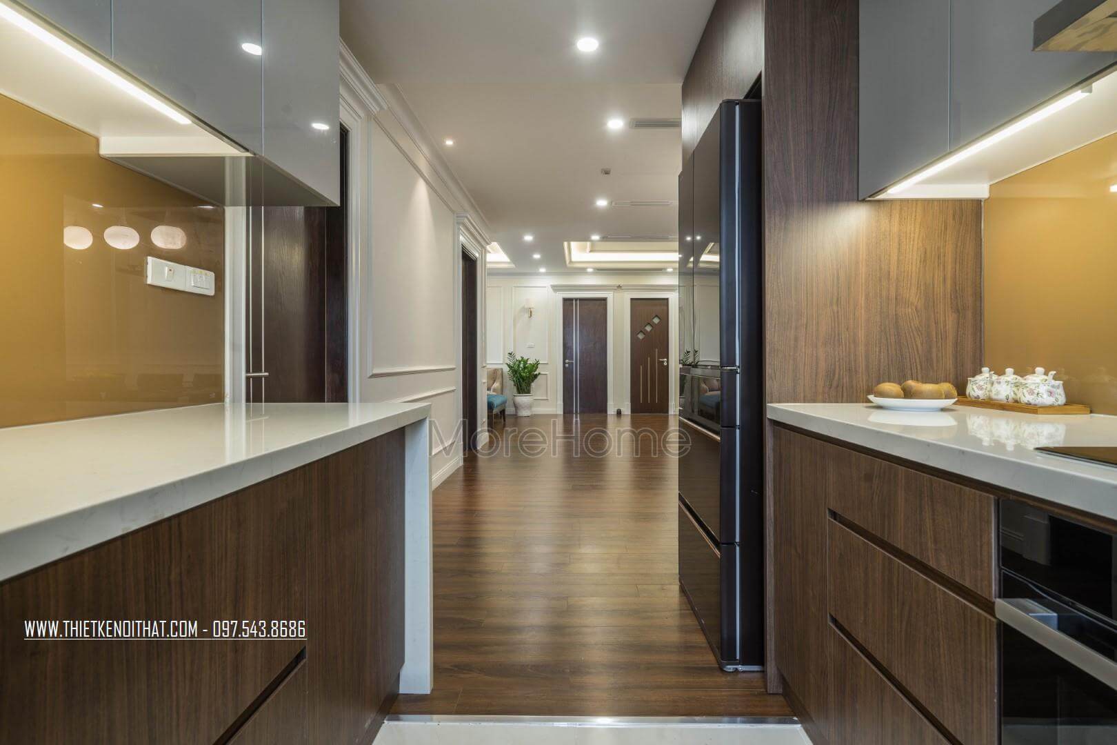 Bằng cách tính toán chính xác khoảng cách tủ bếp trên - tủ bếp dưới Morehome đã thi công tủ bếp tối ưu nhất cho gia chủ Mẫu tủ bếp gỗ công nghiệp đẹp hiện đại và chất lượng